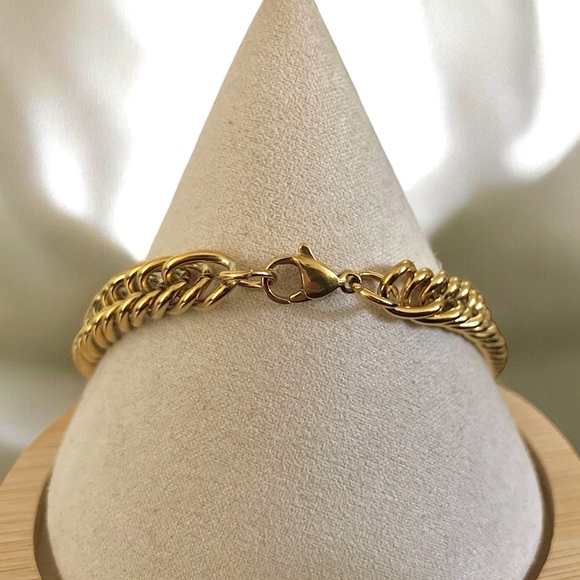 Curb Stainless Steel 14k gold plated 9 inch long and 7mm width men’s bracelet - Picture 3 of 5